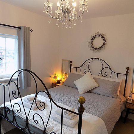 Double Award Winning 1700'S Grd 2 Listed Cottage Near Stonehenge 埃姆斯伯里 外观 照片