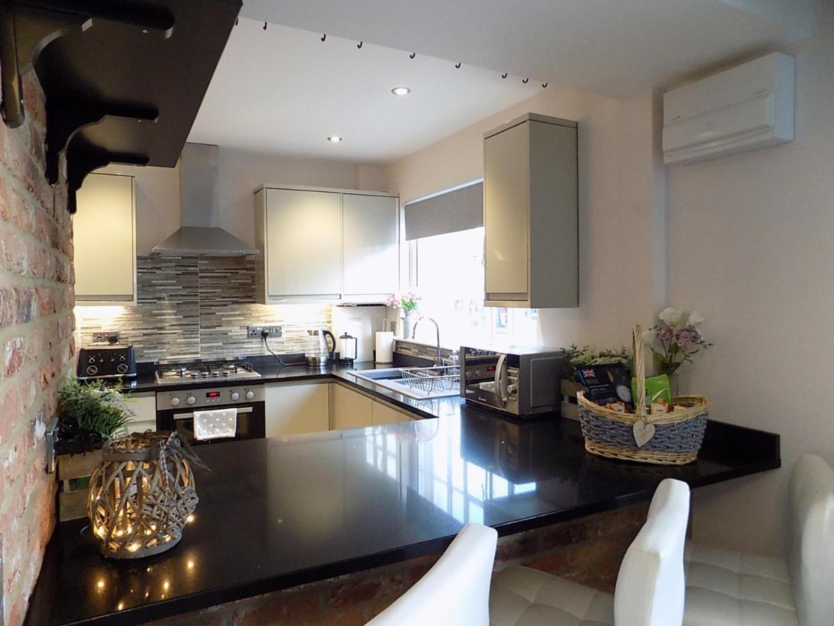 Double Award Winning 1700'S Grd 2 Listed Cottage Near Stonehenge 埃姆斯伯里 外观 照片