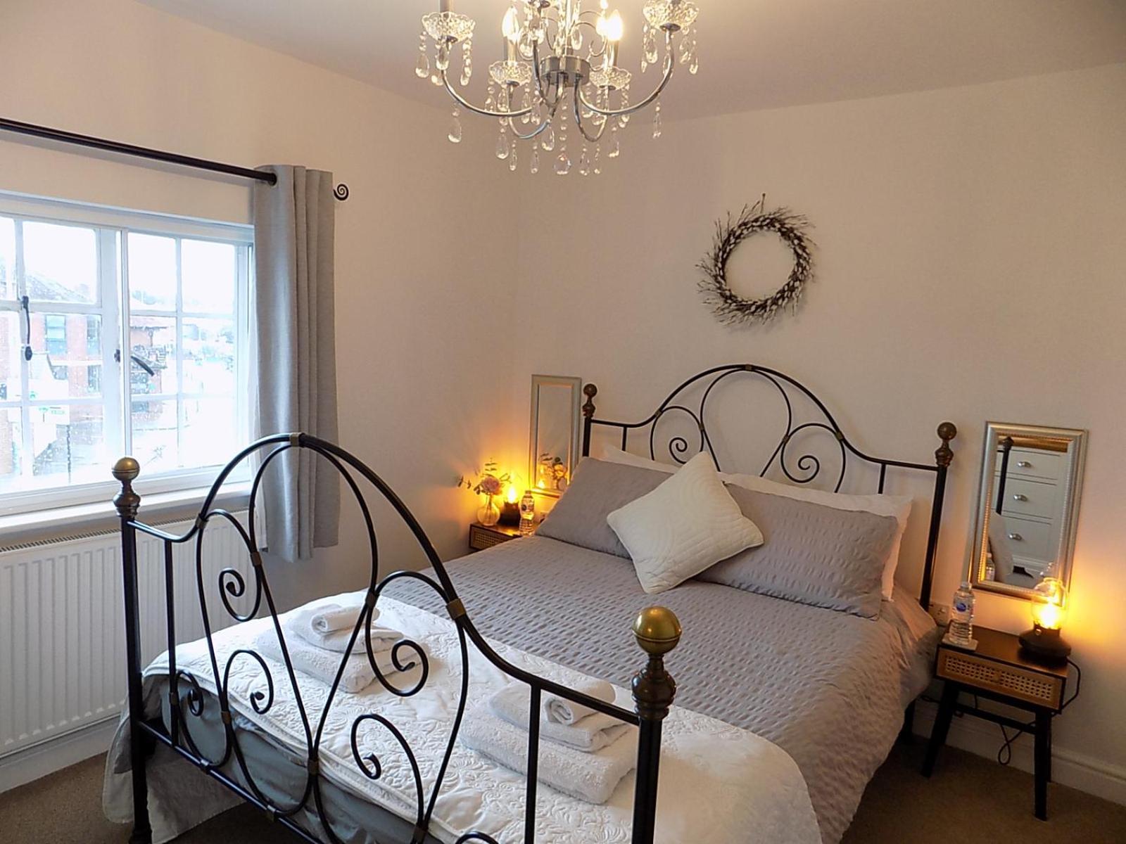 Double Award Winning 1700'S Grd 2 Listed Cottage Near Stonehenge 埃姆斯伯里 外观 照片